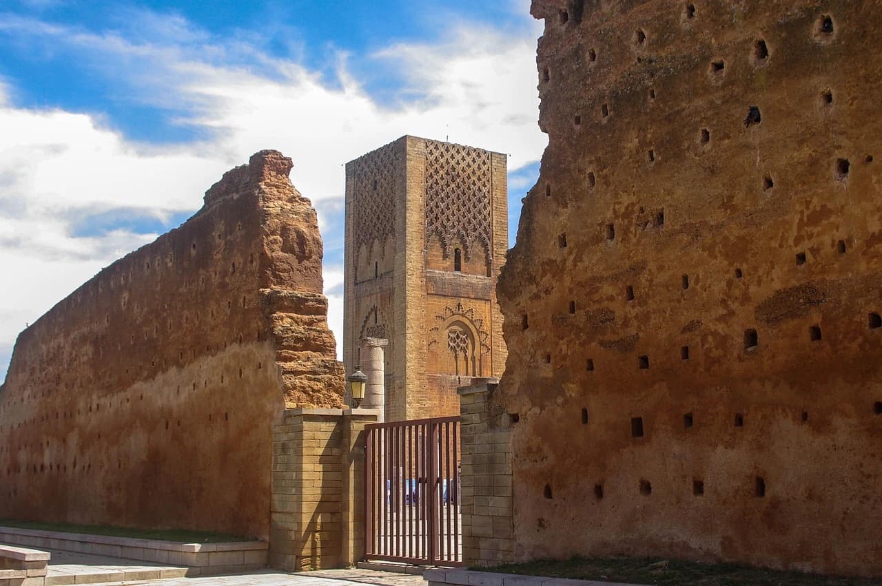 Tour Hassan et Mausolée Mohammed V à Rabat — colonnes almohades du XIIe siècle et minaret inachevé de 44 mètres au coucher du soleil