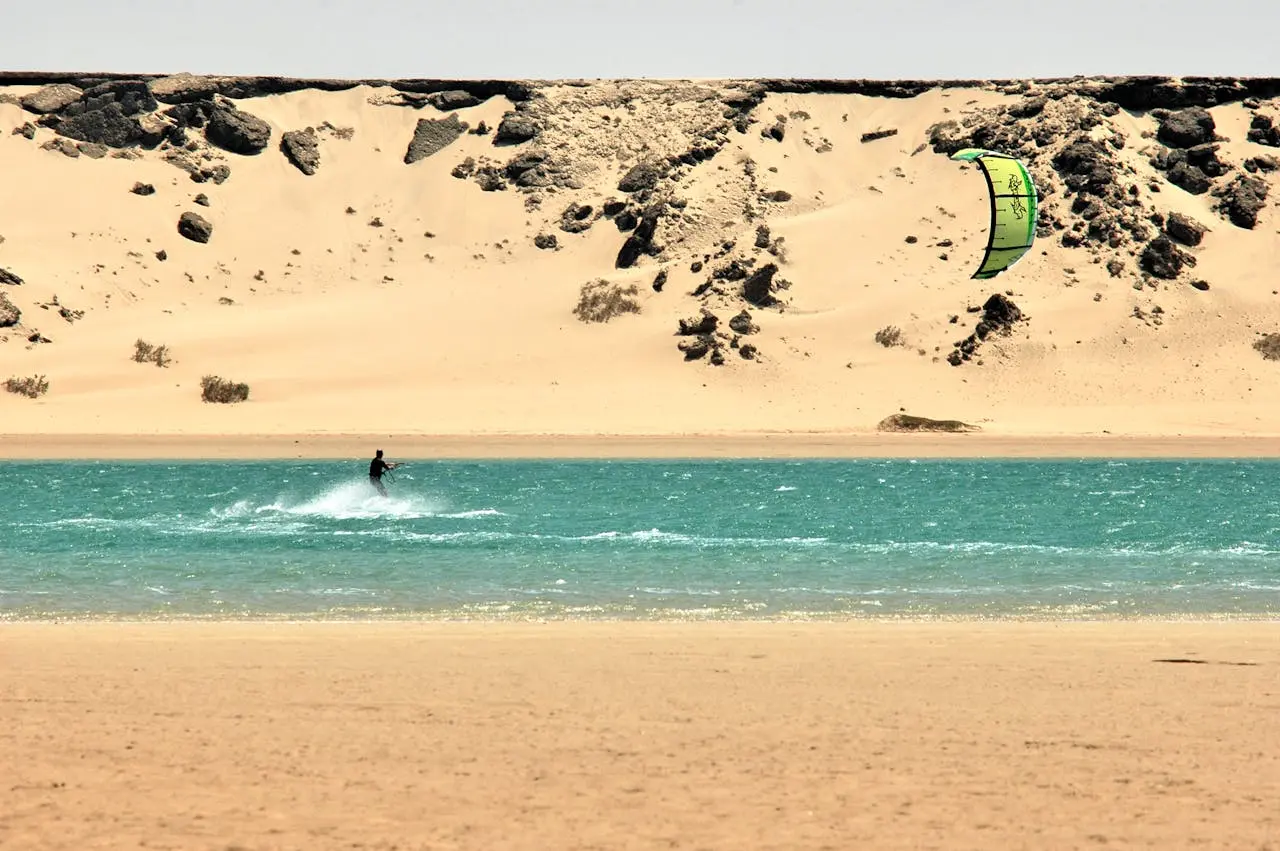Lagune turquoise de Dakhla entre presqu'île désertique et Atlantique, kitesurfers en action